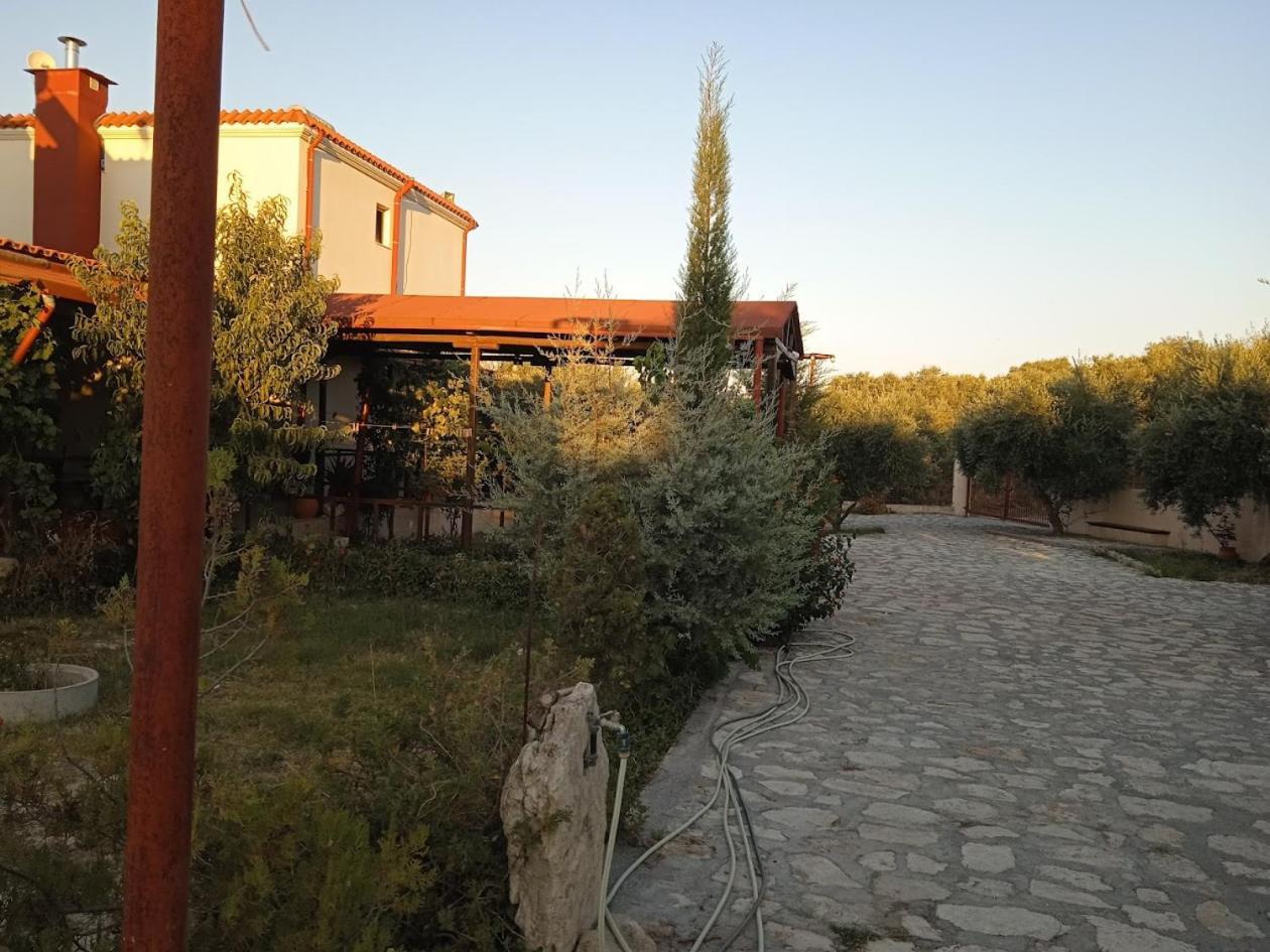 Fοivos And Athina Villa *